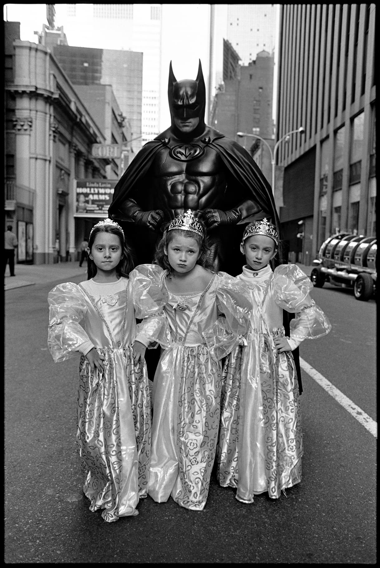 Mary Ellen Mark Batman und Barbies, Toys 'R' Us Feiertags-Parade 2002