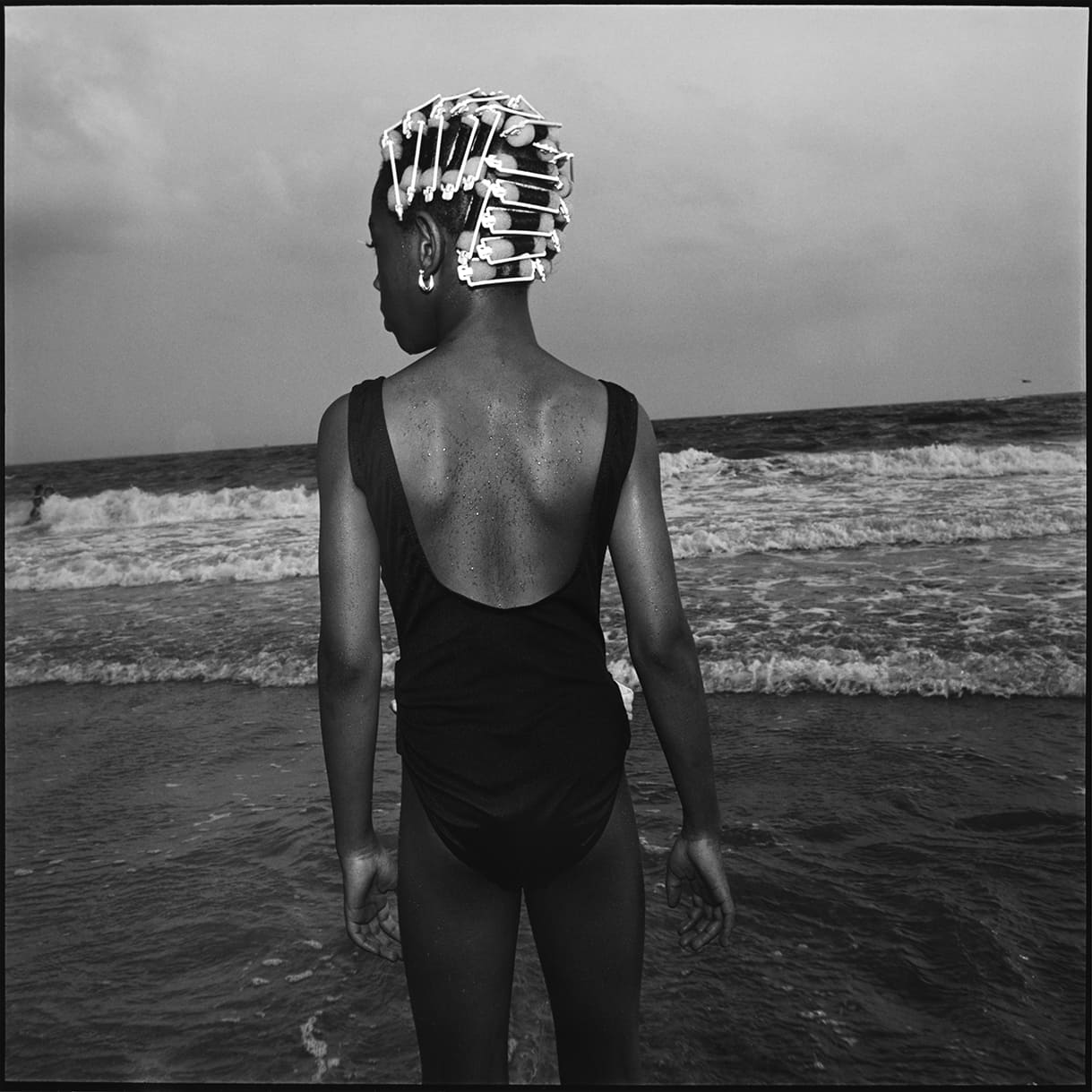 Mary Ellen Mark Mädchen mit Lockenwicklern am Strand 1994