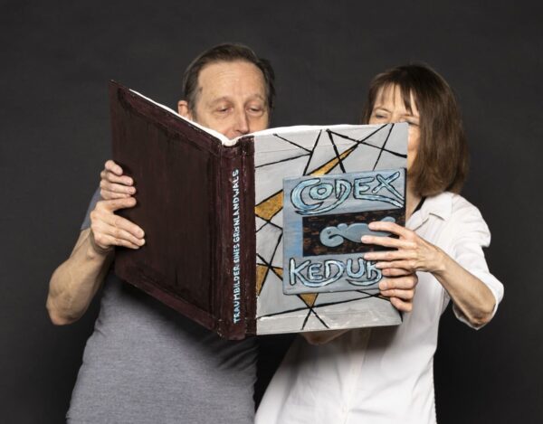 Künstler:innen-Duo liest im Buch