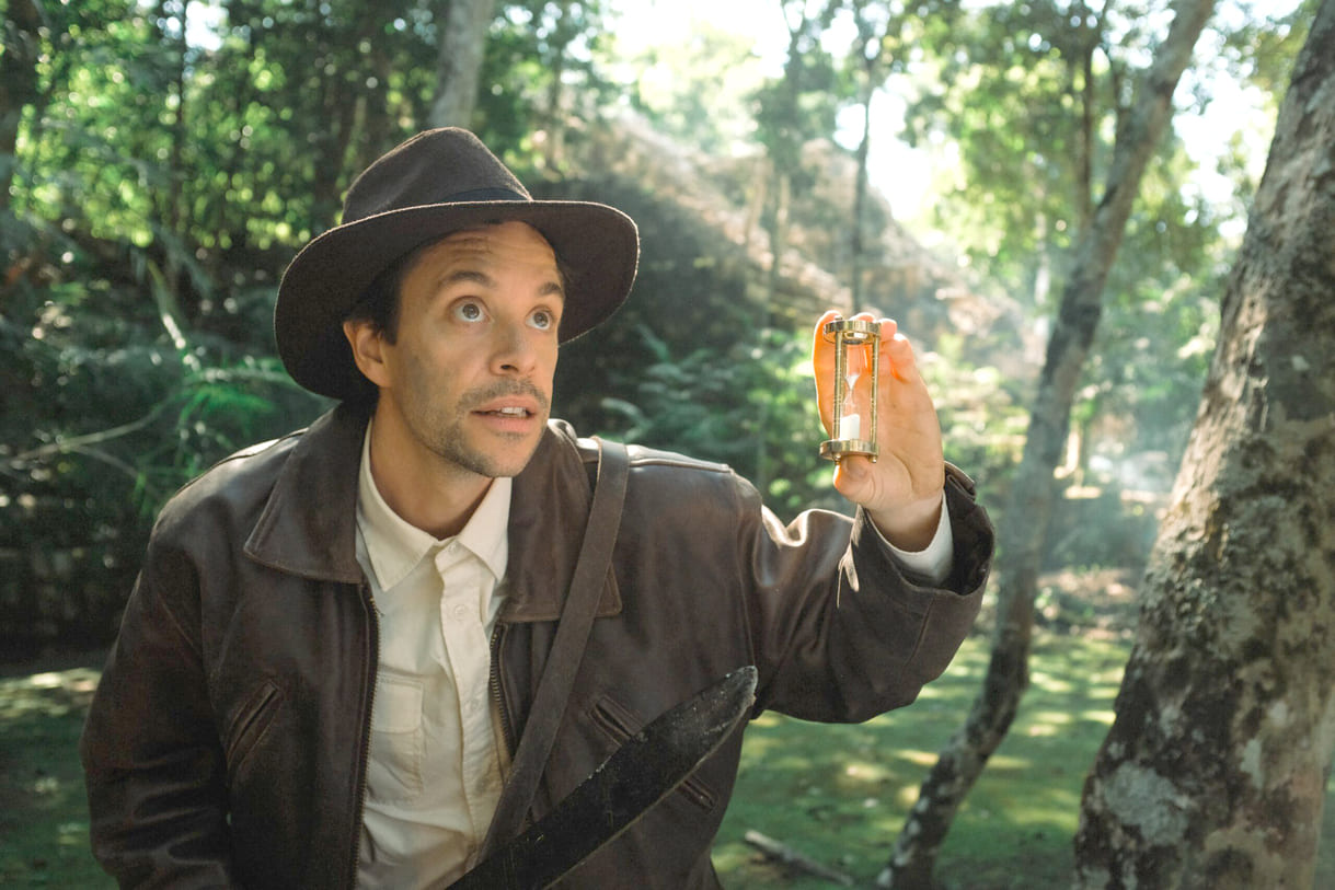 Im mexikanischen Dschungel vor einer Maya-Pyramide