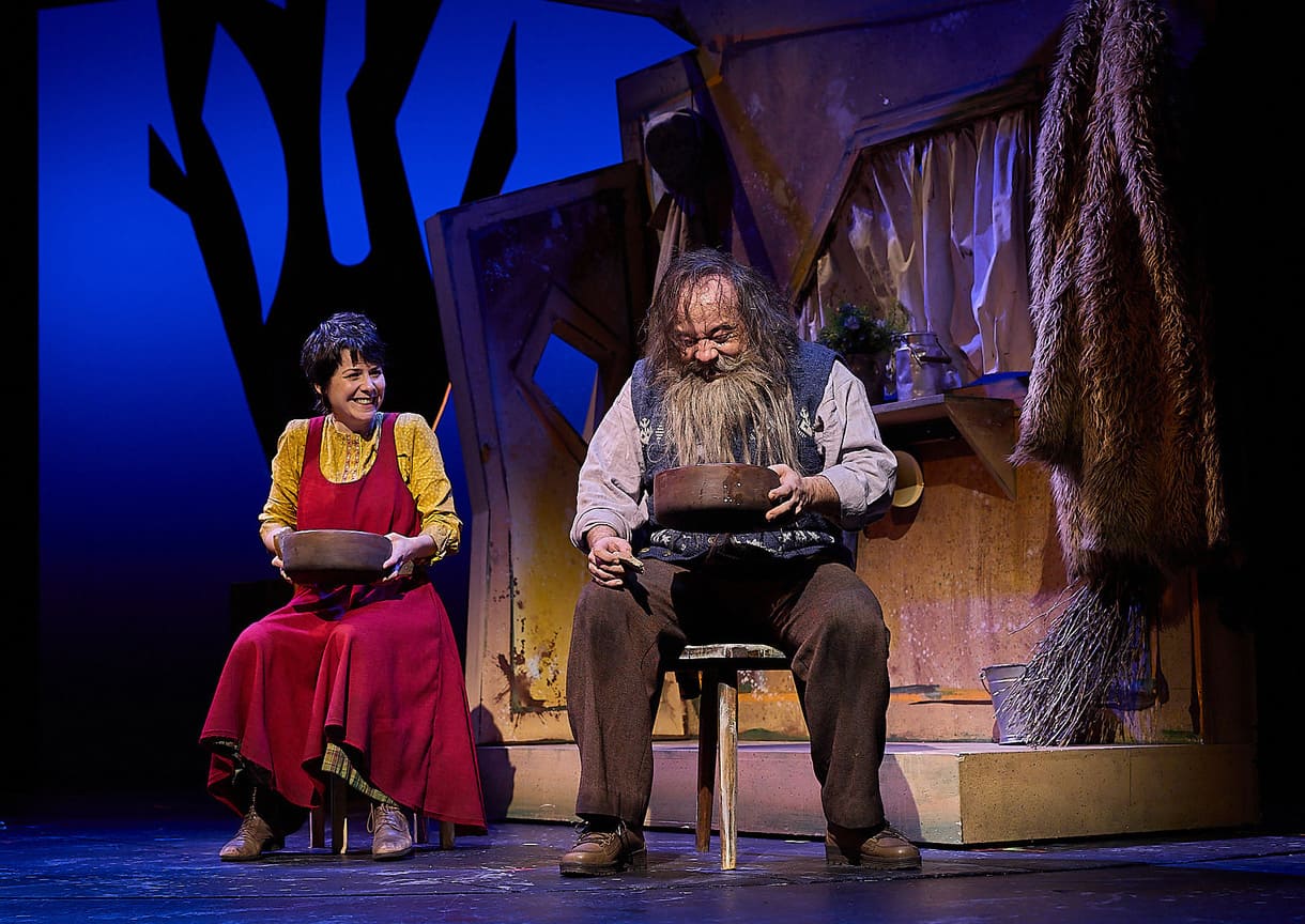 Szenenfoto aus "Heidi" im Theater der Jugend in Wien: Franziksa Maria Pößl als Heidi und Frank Engelhardt als Alm-Öhi, Heidis Großvater