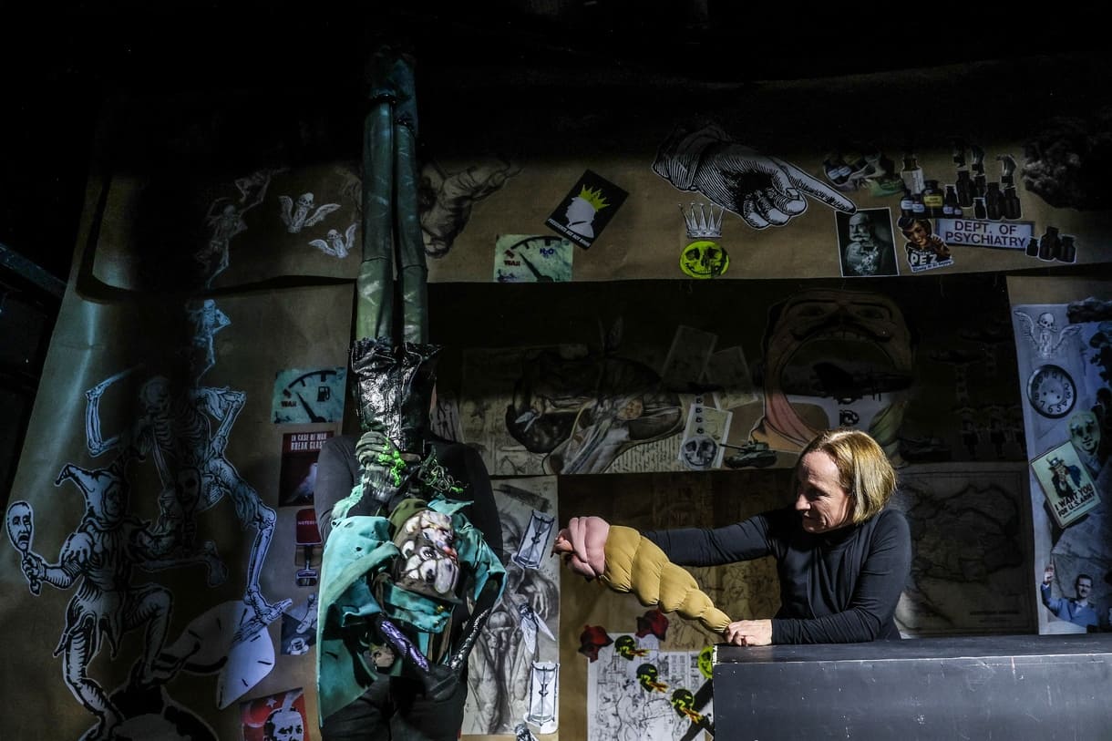 Szenenfoto aus dem Figurentheaterstück 