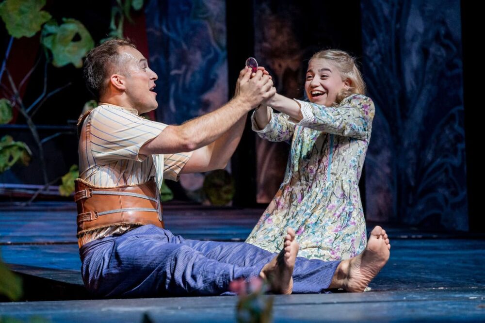 Szenenfoto aus "Der geheime Garten" im Renaissancetheater (Theater der Jugend, Wien): Jonas Graber als Colin und Fabia Matuschek als Mary