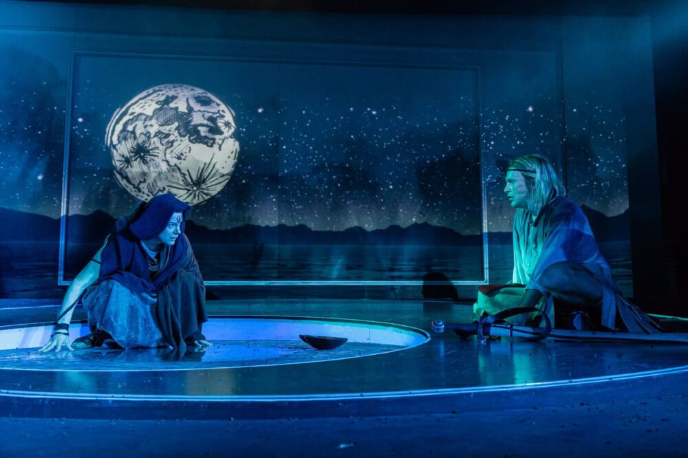 Szenenfoto aus "Parzival" vom Theater der Jugend im Theater im Zentrum: Elisa Seydel als Trevrizent, Jonas Graber als Parzival