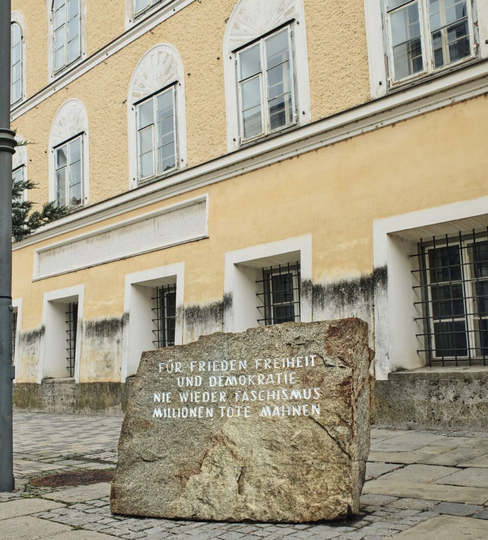 Mahnstein aus Mauthausen vor dem Haus, um das sich der Film dreht