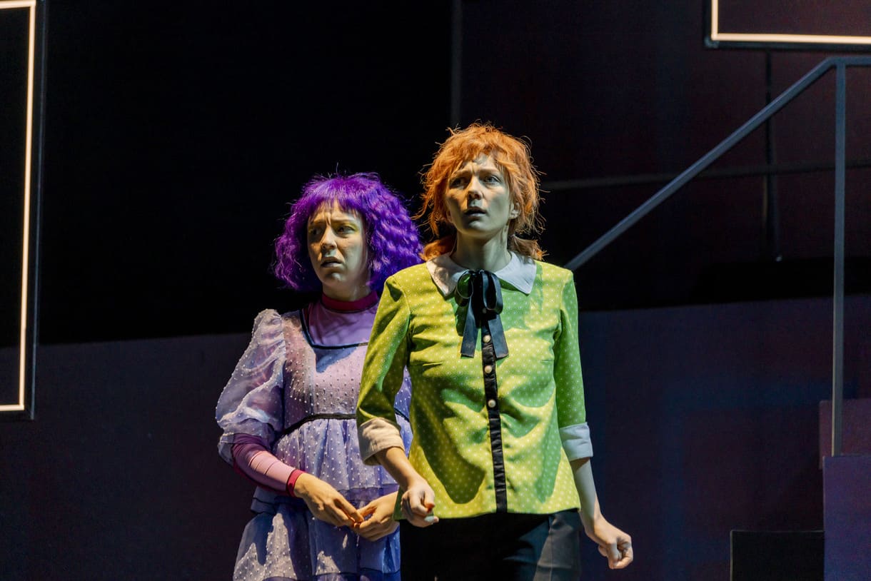 Charlotte Zorell als Miranda und Olivia Marie Purka als ihre Freundin Tina