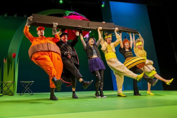 Szenenfoto aus dem Musical "Die Wiese" im Theater der Jugend in Wien