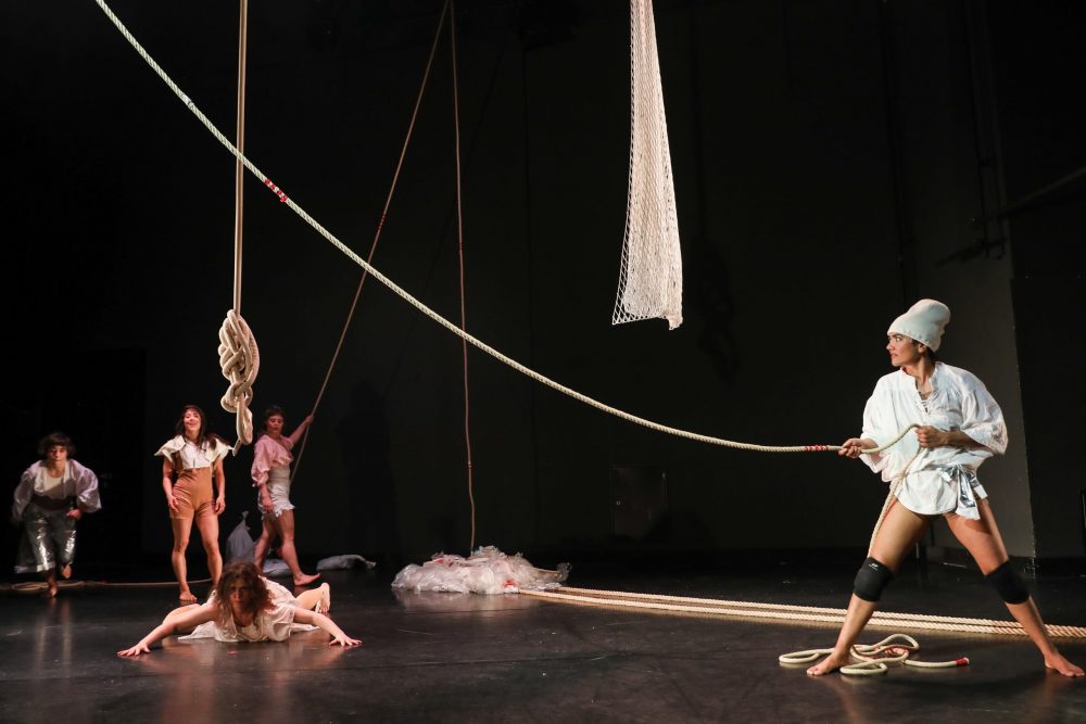An und mit Seilen turnende Tänzerinnen