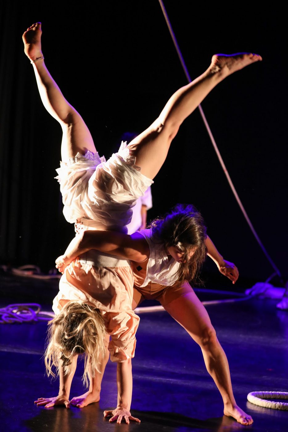 An und mit Seilen turnende Tänzerinnen