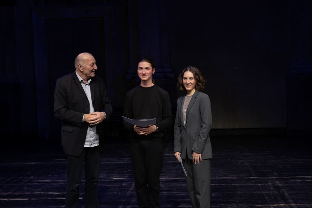 Yiannis Pagger (Mitte) wurde in diesem Jahr 2. des Bewerbs; neben ihm der Erfinder von texte.wien, Christoph Braendle, und die Moderatorin des Abends, Hannah Oppolzer (Gewinnerin 2019)