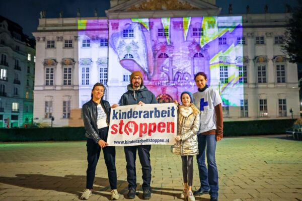 Projektionen der Aktion gegen Kinderarbeit an der Fassade des Justizministeriums in Wien