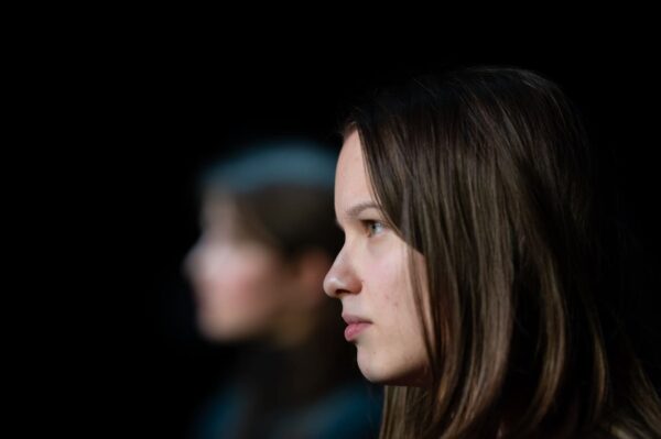 Emilia Masek bei der Preisverleihung, im Hintergrund Theresa Schmerold, die Zweitplatzierte des Bewerbs