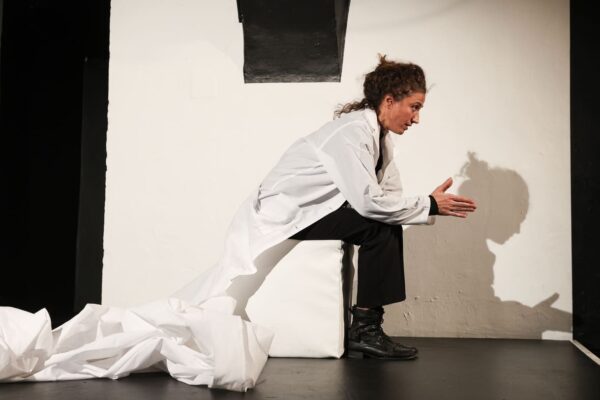 Szenenfoto aus "Klinik" von und mit Melike Yağız-Baxant im Theater Drachengasse (Wien)