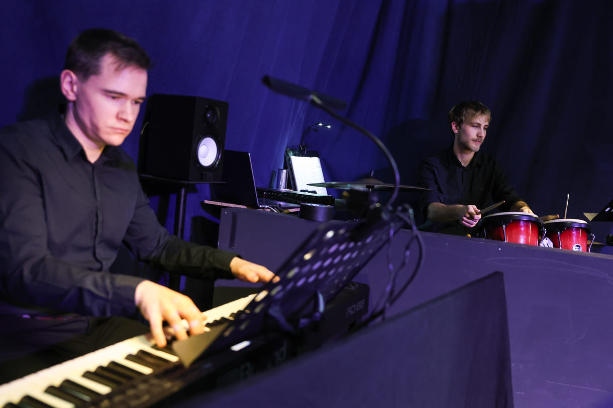 Musikalischer Leiter und percussionsit in Action