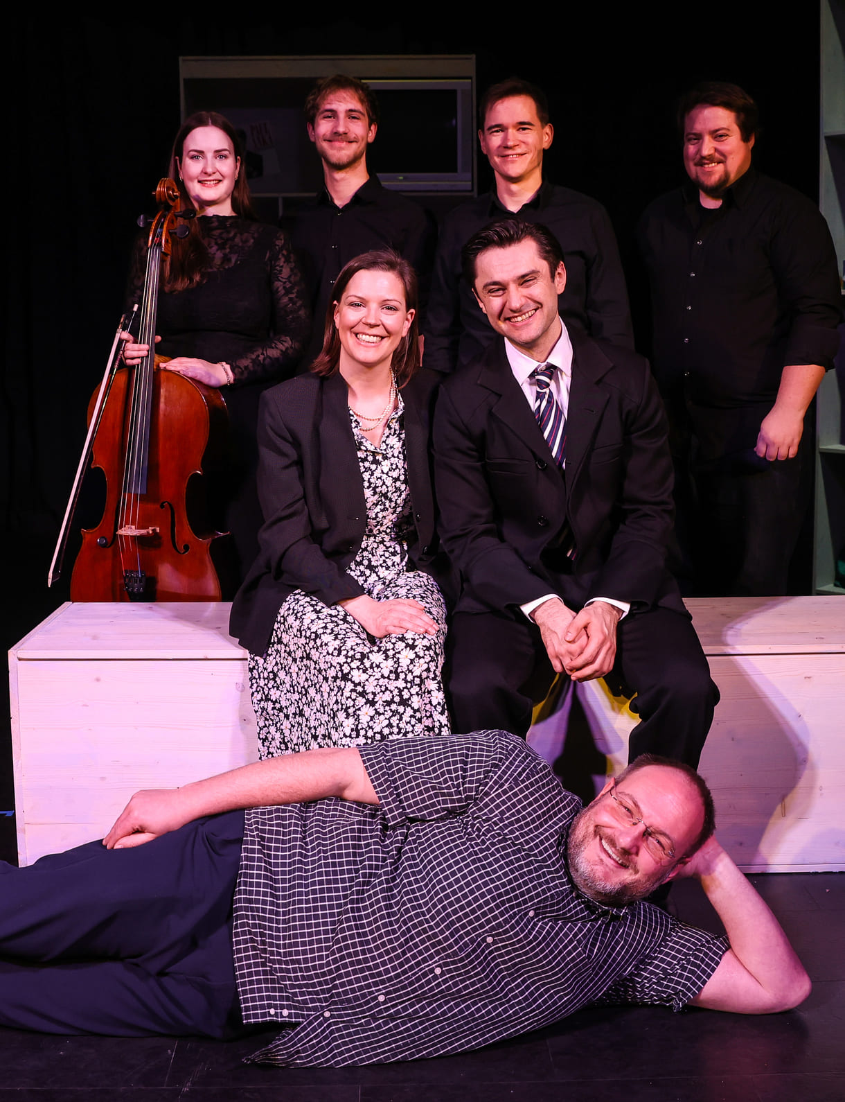 Musiker:innen, Schauspiel-Duo und Regisseru (ganz vorne, liegend)