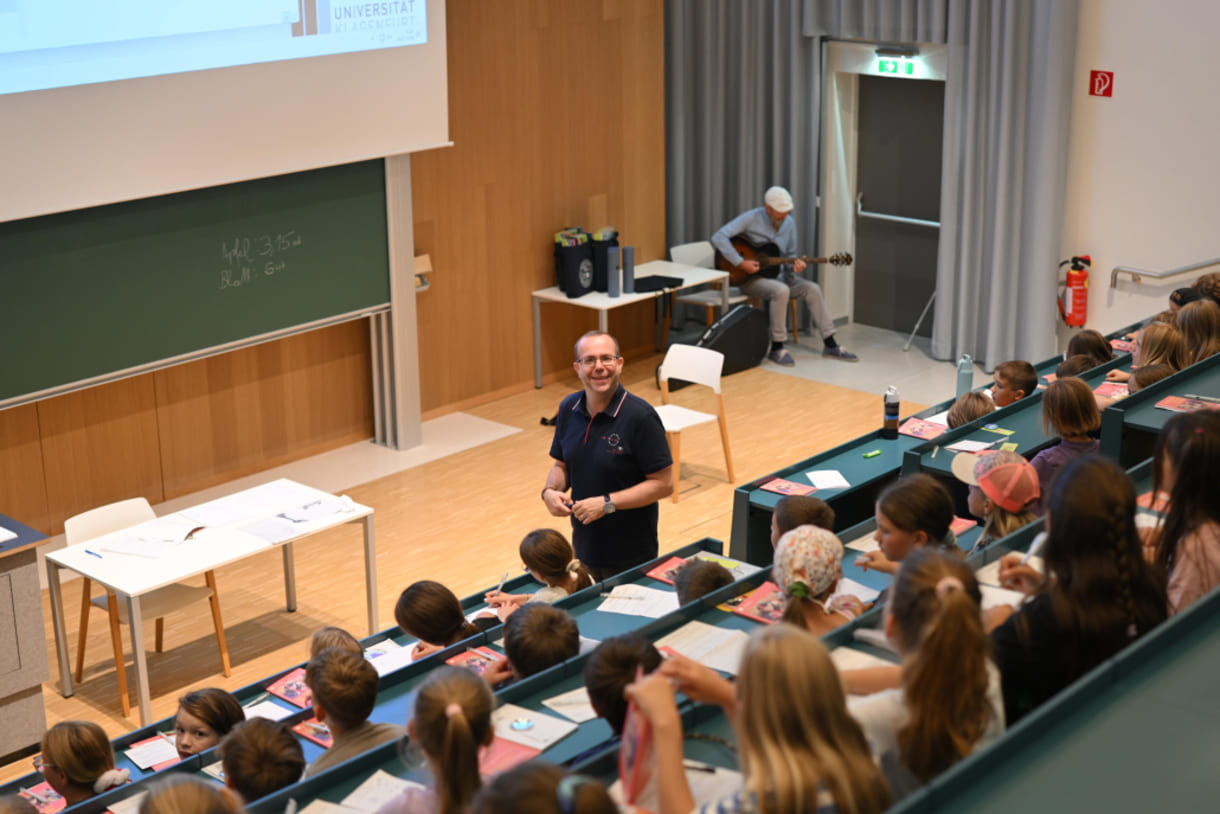 Kärntner Volksschüler:innen an der Uni Klagenfurt