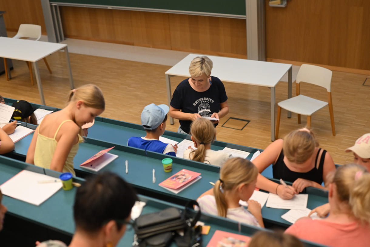 Kärntner Volksschüler:innen an der Uni Klagenfurt