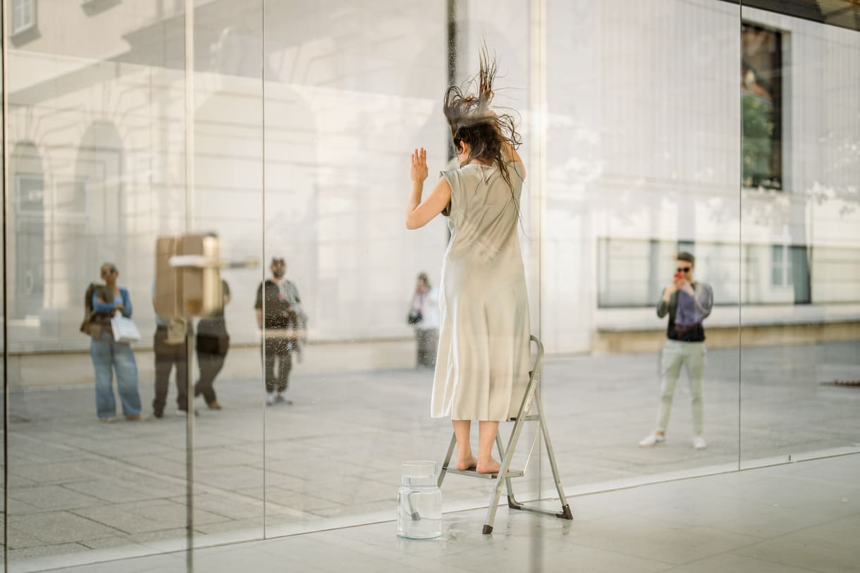 Szenenfoto aus einer früheren Performance - im MQ Wien - von Shahrzad Nazarpour 