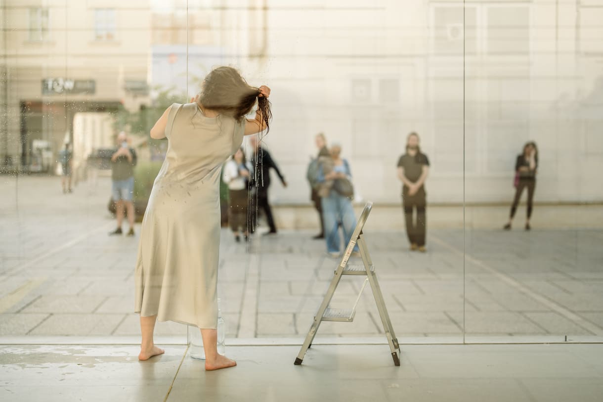 Szenenfoto aus einer früheren Performance - im MQ Wien - von Shahrzad Nazarpour 