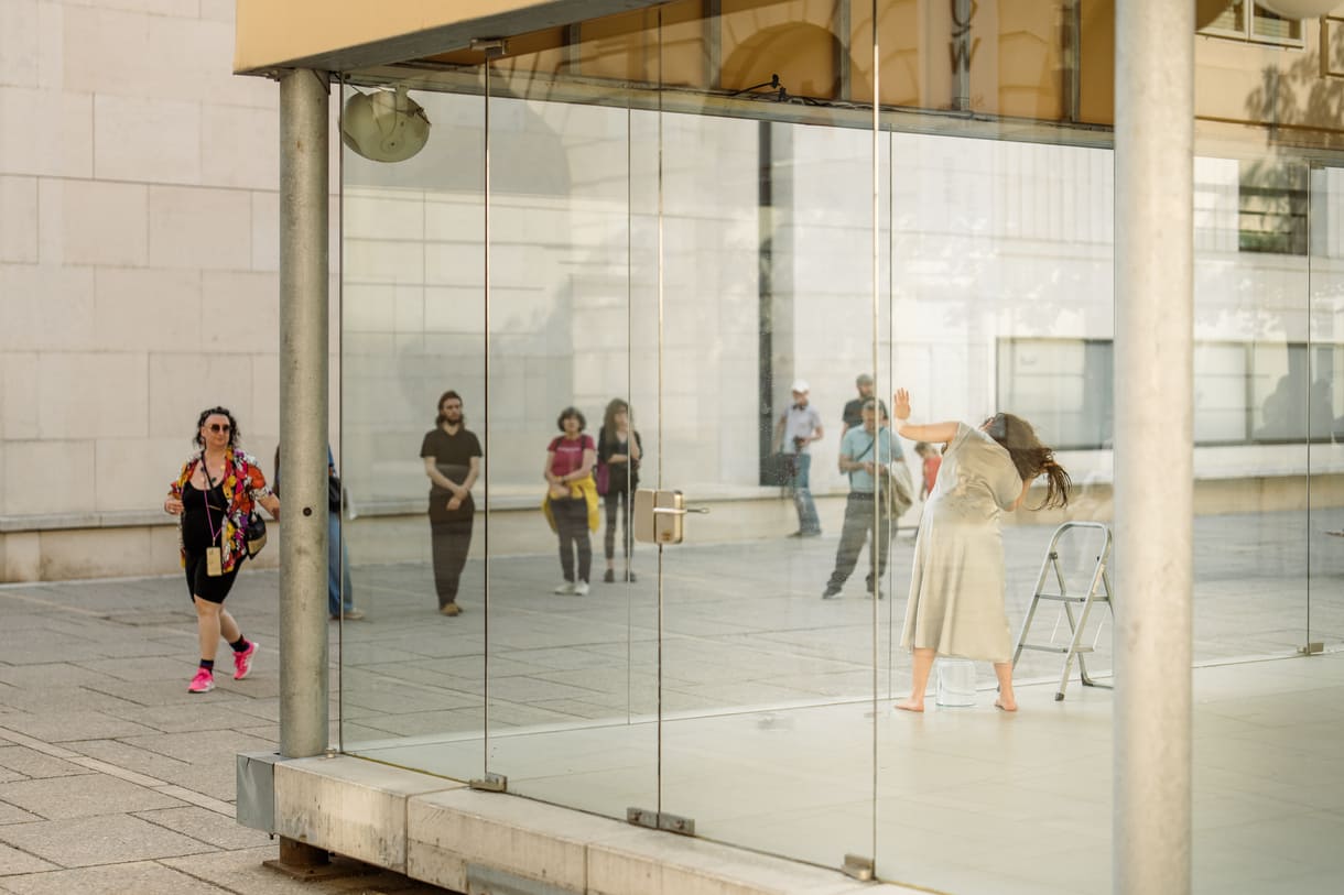 Szenenfoto aus einer früheren Performance - im MQ Wien - von Shahrzad Nazarpour 