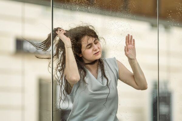 Szenenfoto aus einer früheren Performance - im MQ Wien - von Shahrzad Nazarpour "Hair Stones and Voices" (Haare Steine Stimmen)