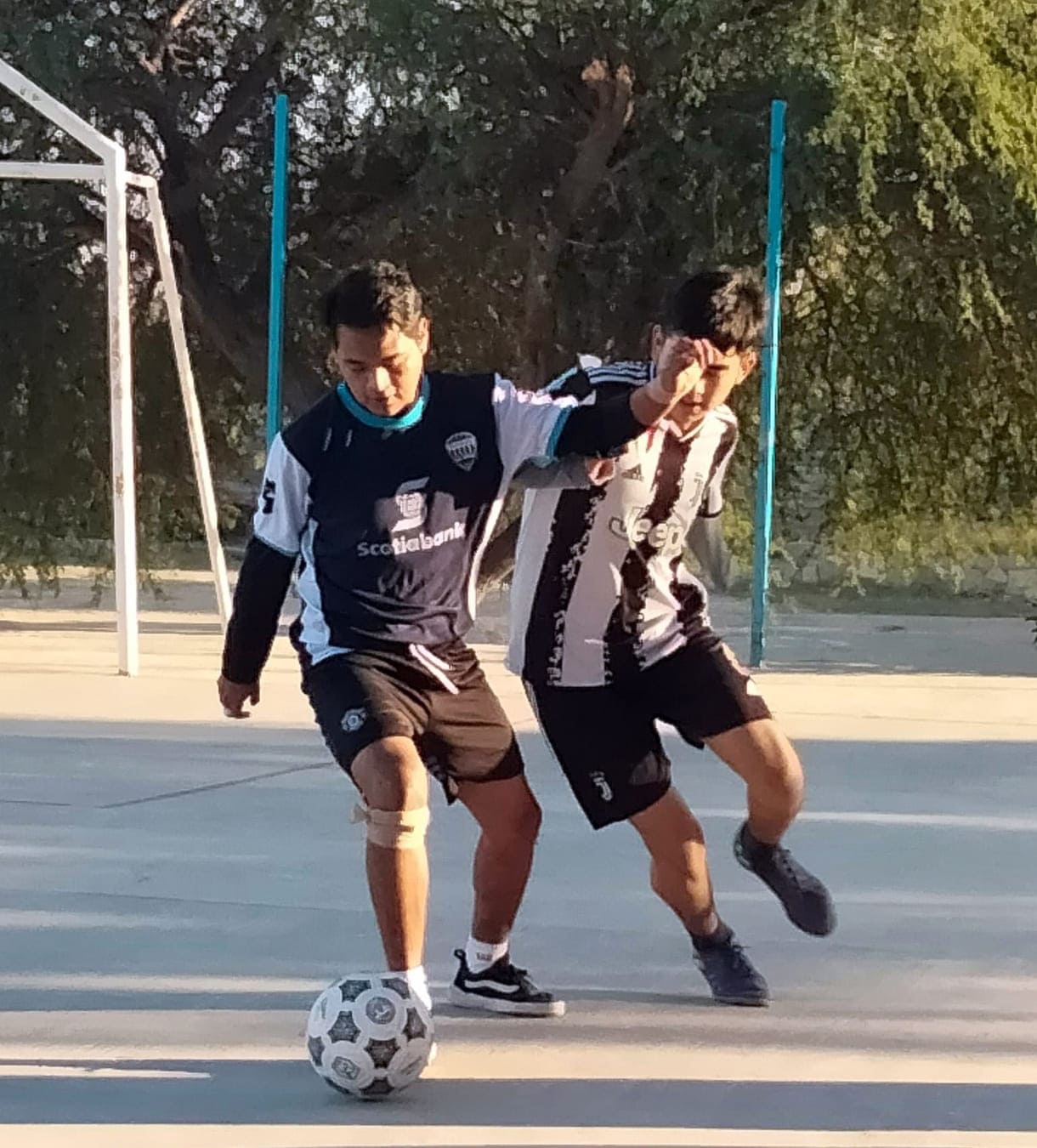 Kinder und Jugendliche wachsen in Ciudad Acuña oft unter besonders schwierigen Bedingungen auf. Armut, fehlende Bildung und eine unsichere Zukunft prägen ihren Alltag. Der Fußball gibt ihnen Kraft und eine Perspektive.