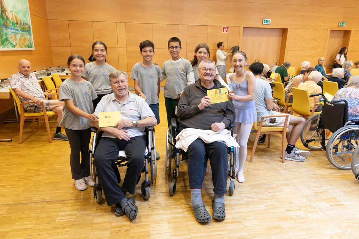 Gottfried und Johann (im Vordergrund) und stellvertretend für die singenden und tnazenden Kinder: Iram, Ecrin, Emir, Deniz, Mara und Ana