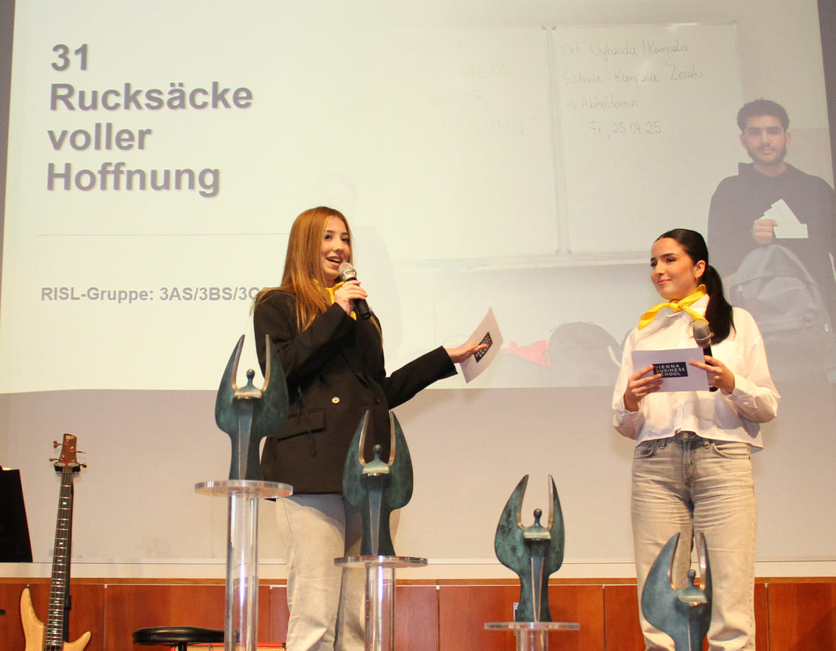 Schüler:innen stellen ihr Projekt 