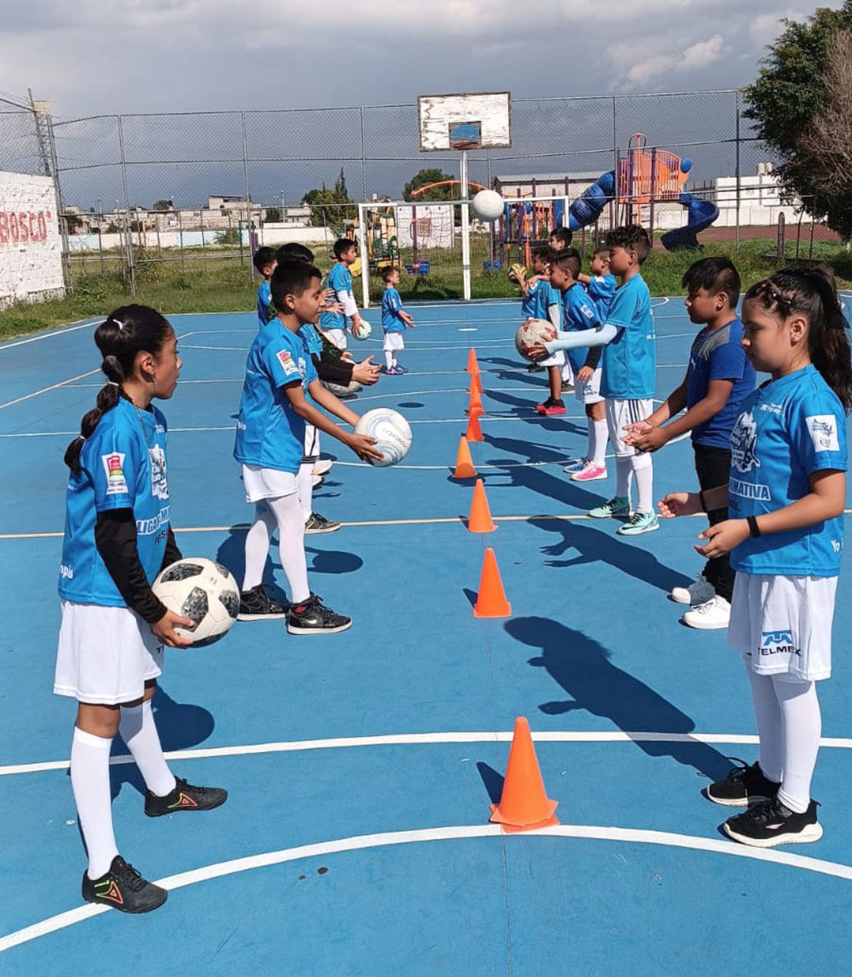 In Chimalhuacan, einer Vorstadt von Mexiko City, befindet sich das von Jugend Eine Welt geförderte Fußballprojekt der Oberösterreicherin Leopoldine Ganser.