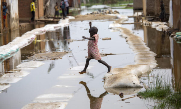 Am 4. März 2021 spielt ein Kind in den Fluten von Gatumba in der Nähe von Bujumbura in Burundi. Mindestens 50.000 Menschen waren im vergangenen Jahr von den Überschwemmungen in der Region betroffen.