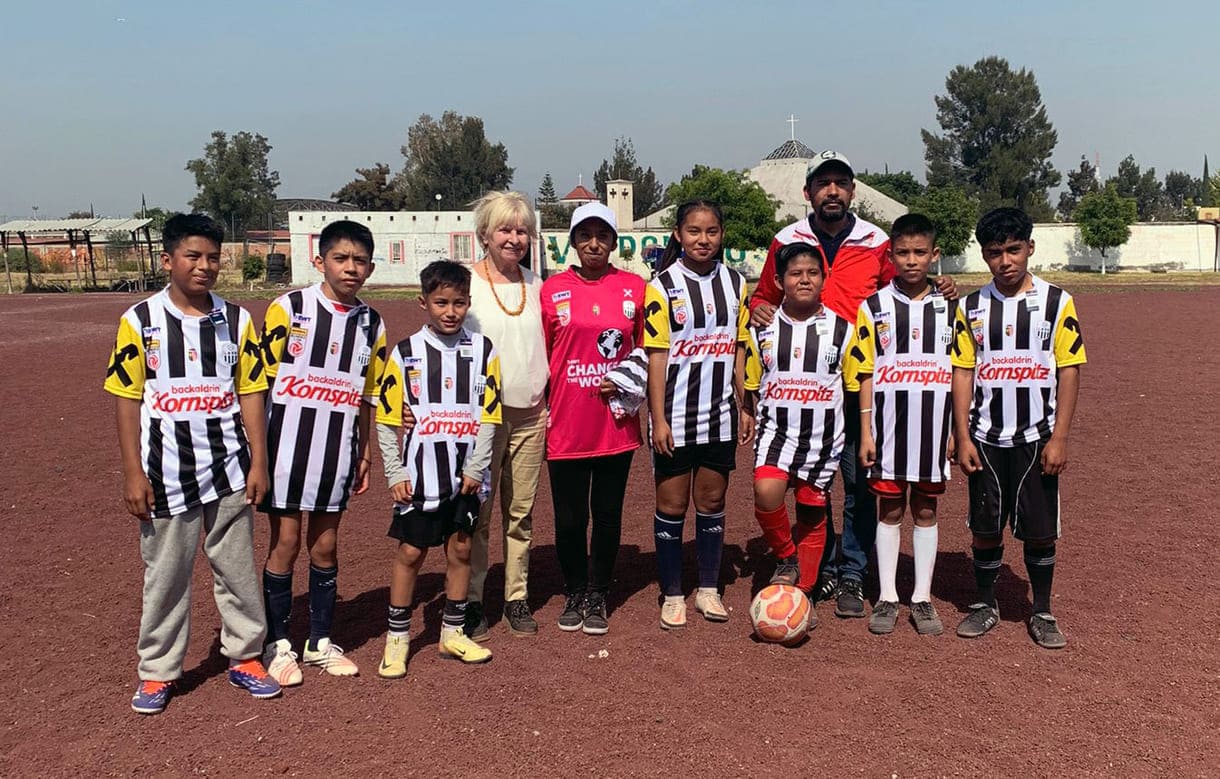 Auch österreichische Fußballvereine, wie der aktuelle Double-Sieger LASK Linz, unterstützt das Fußballprojekt in Chimalhuacan mit Fußballdressen