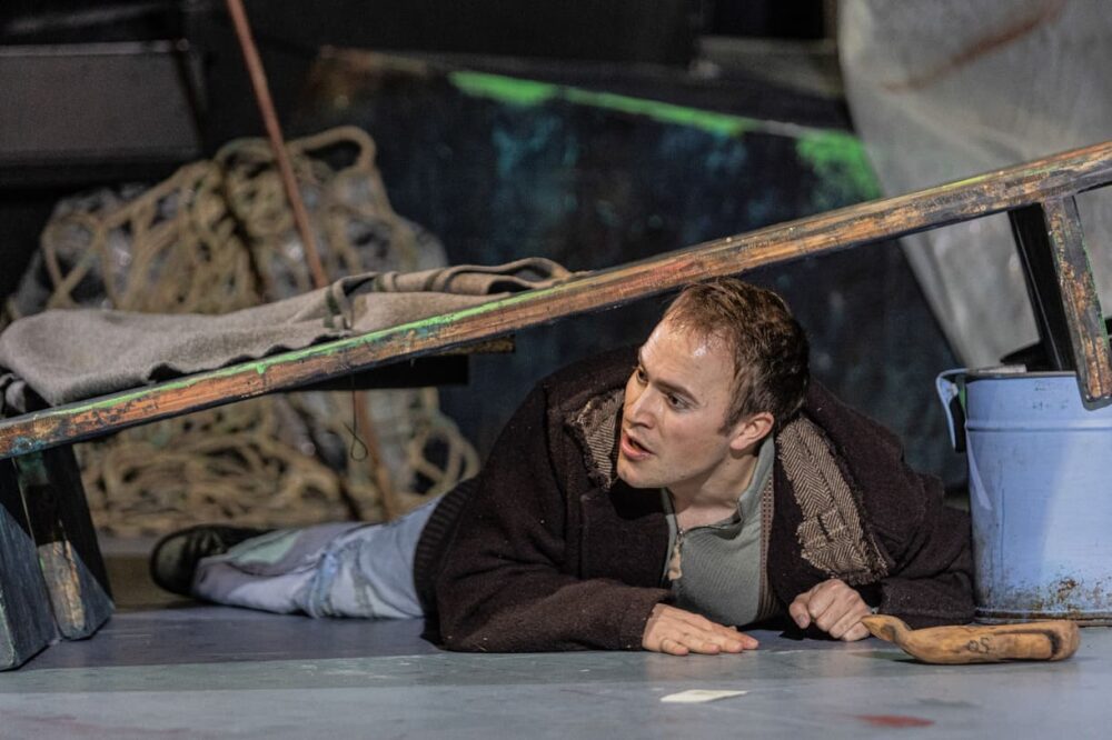 Szenenfoto aus "Moby Dick" im Theater im Zentrum: Jonas Graber als Ismael