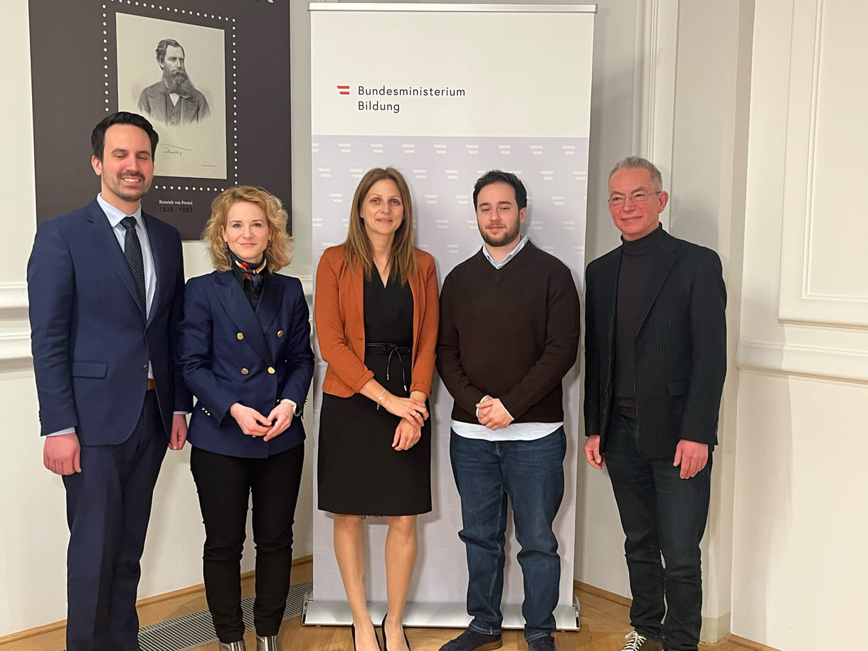 Christoph Wiederkehr (Bildungsminister), Eva-Maria Holzleitner (Frauen- und Wissenschaftsministerin), Sabrina Gölles (Lehrerin an der Handelsakademie Früstenfeld, Steiermark), Jerome Beganović (Lehrer an dieser HAK), Daniel Landau (Bildungsexperte und -aktivist)