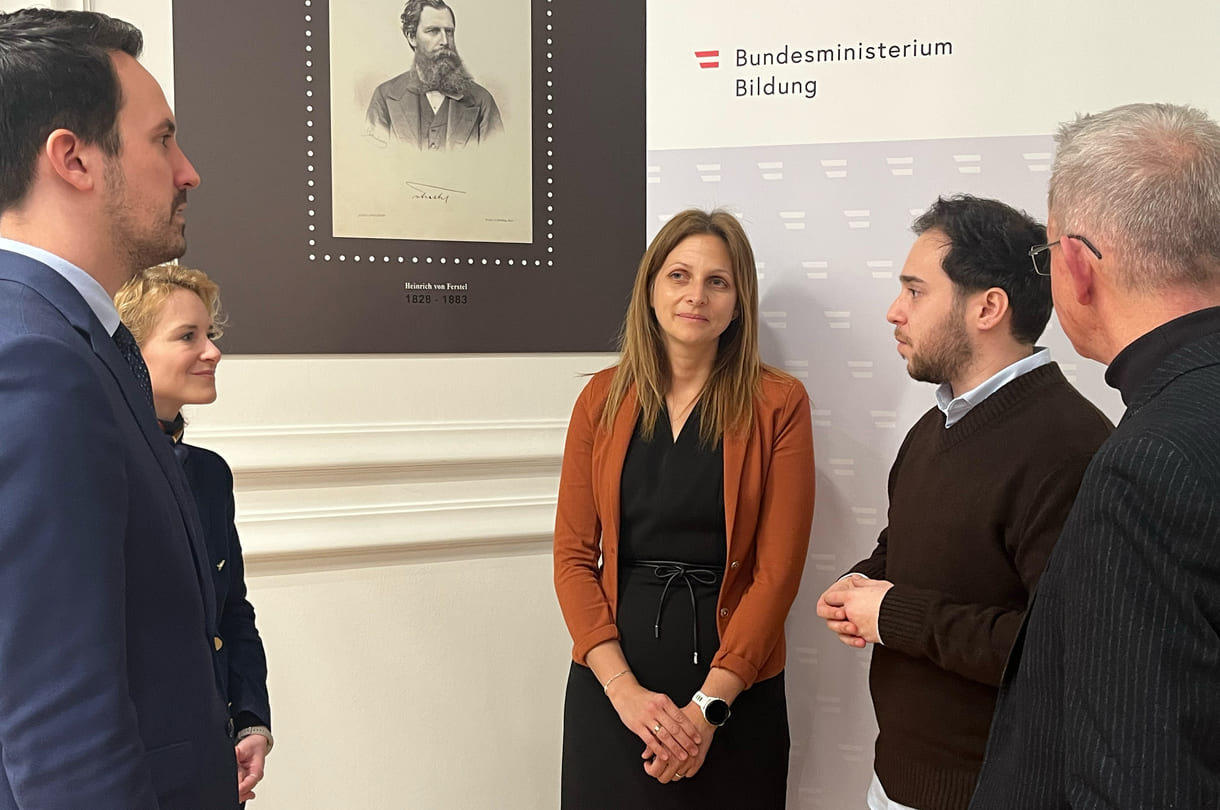 Christoph Wiederkehr (Bildungsminister), Eva-Maria Holzleitner (Frauen- und Wissenschaftsministerin), Sabrina Gölles (Lehrerin an der Handelsakademie Früstenfeld, Steiermark), Jerome Beganović (Lehrer an dieser HAK), Daniel Landau (Bildungsexperte und -aktivist)