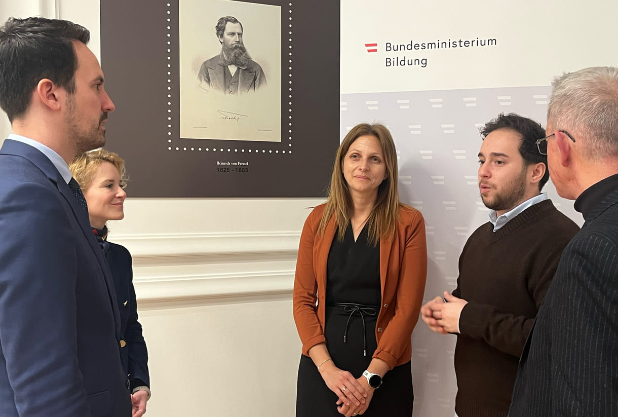 Christoph Wiederkehr (Bildungsminister), Eva-Maria Holzleitner (Frauen- und Wissenschaftsministerin), Sabrina Gölles (Lehrerin an der Handelsakademie Früstenfeld, Steiermark), Jerome Beganović (Lehrer an dieser HAK), Daniel Landau (Bildungsexperte und -aktivist)