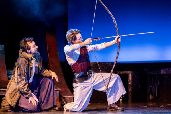 Szenenfoto aus "Odysseus" im Theater der Jugend (Wien): Bijan Zamani als Odysseus_Alduin Gazques als Telemachos