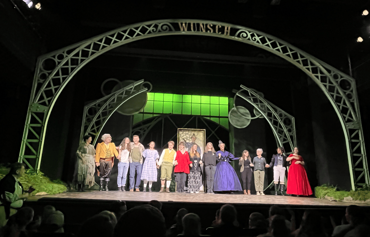 Jubel für das Schauspiel-Ensemble sowie das Team hinter den Kulissen - von der Regie über Bühnenbild und Puppenbau bis zu Kostümbild von 