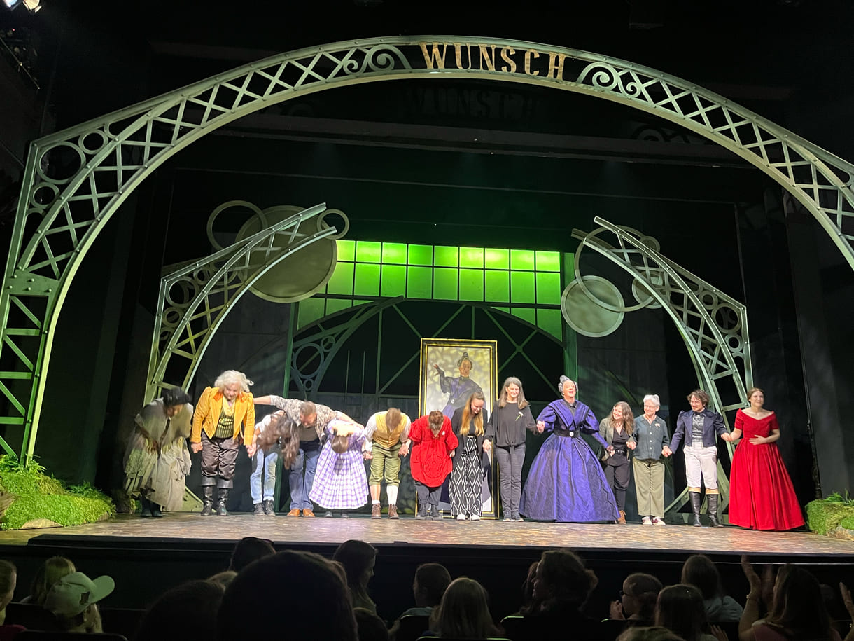Jubel für das Schauspiel-Ensemble sowie das Team hinter den Kulissen - von der Regie über Bühnenbild und Puppenbau bis zu Kostümbild von 