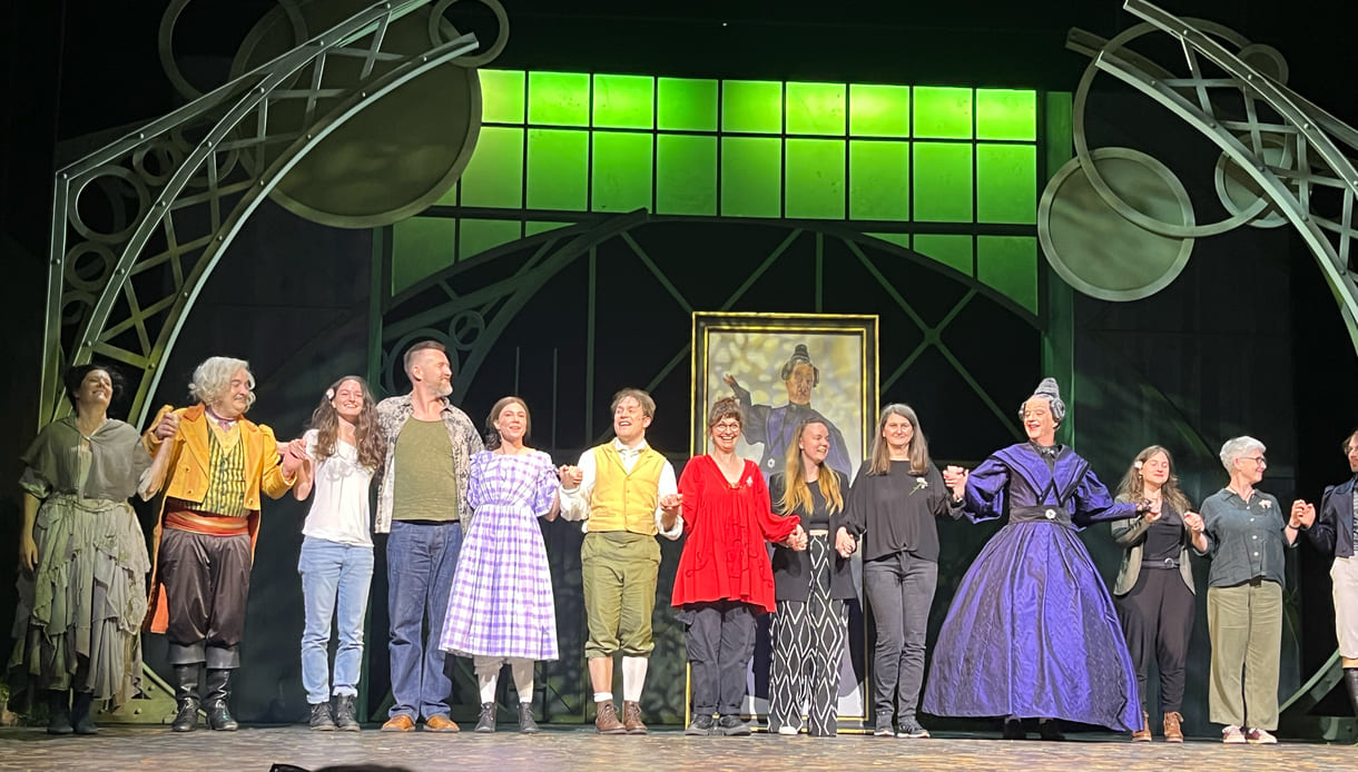 Jubel für das Schauspiel-Ensemble sowie das Team hinter den Kulissen - von der Regie über Bühnenbild und Puppenbau bis zu Kostümbild von 