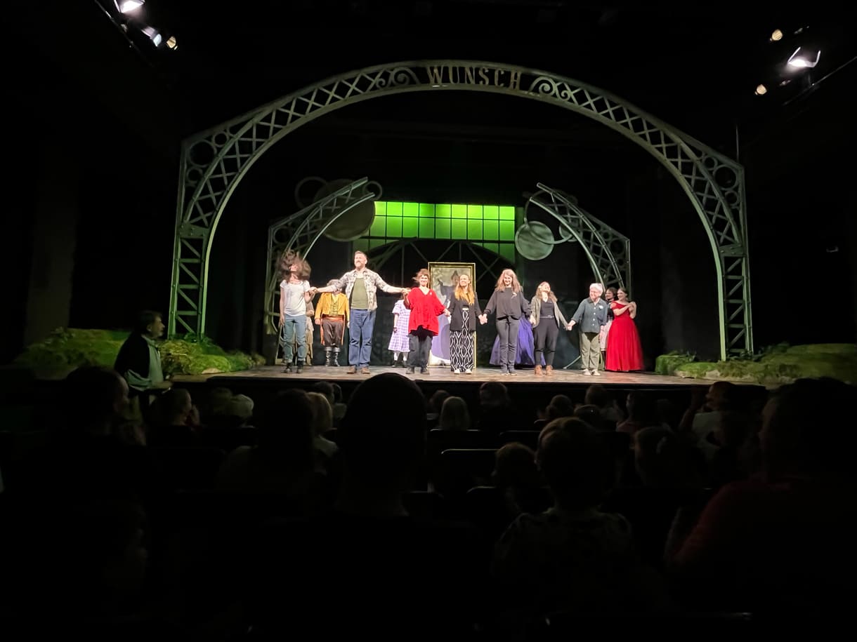 Jubel für das Schauspiel-Ensemble sowie das Team hinter den Kulissen - von der Regie über Bühnenbild und Puppenbau bis zu Kostümbild von 