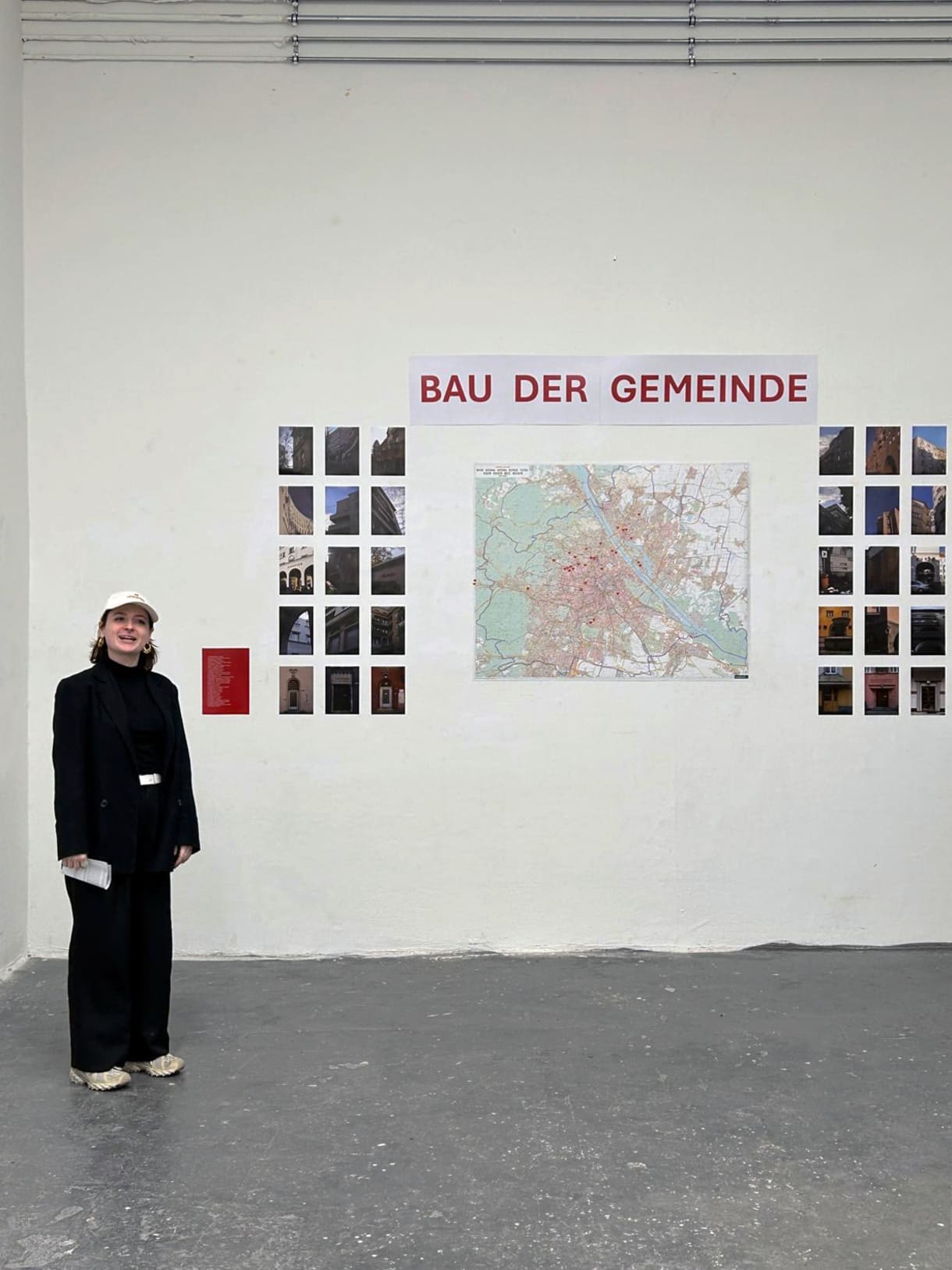 Die Fotografin und in Teil ihrer Ausstellung