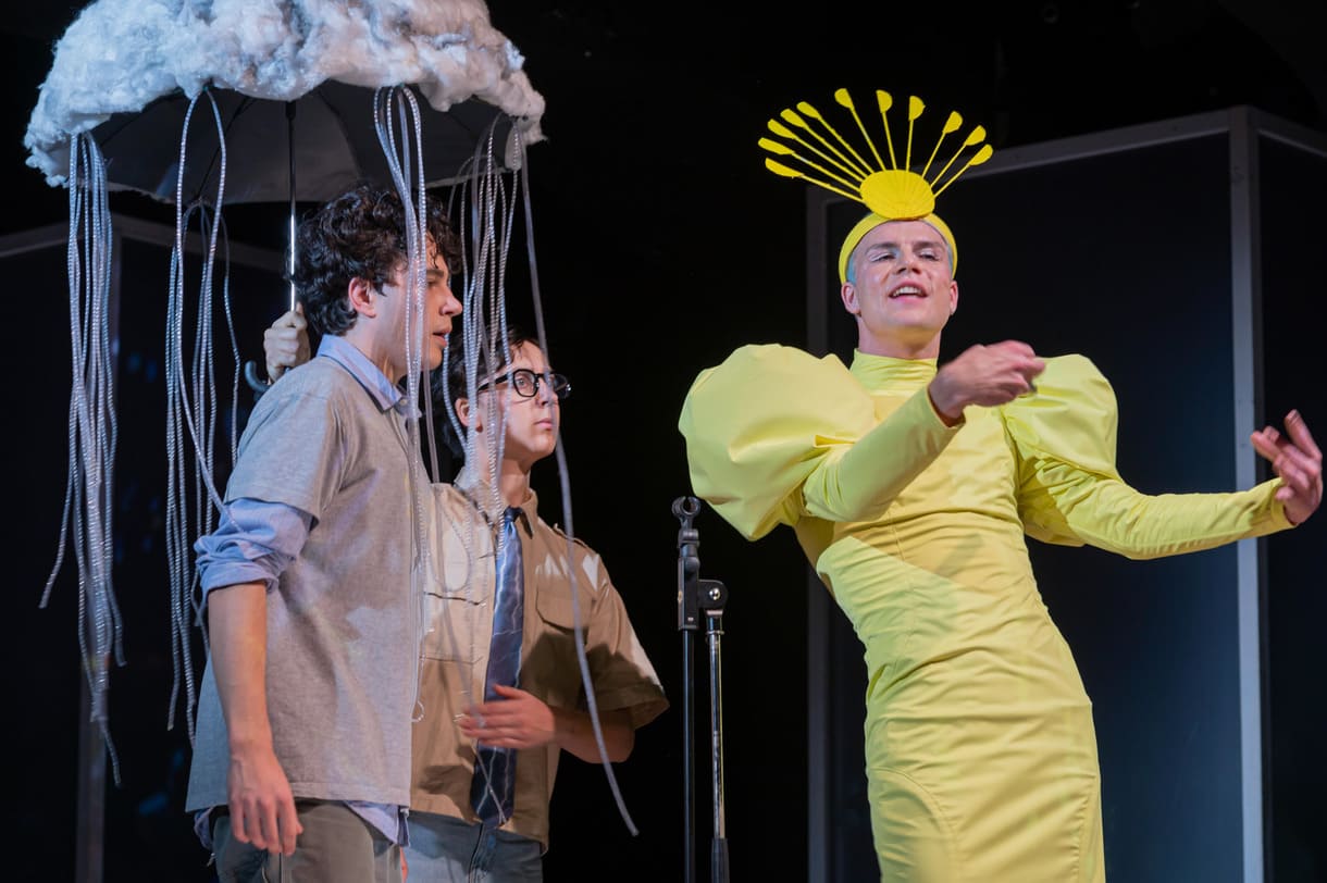 Szenenfoto aus "Funken" im Theater im Zentrum (Theater der Jugend, Wien): Una Nowak als Twinkle: hinten Mino Dreier als Malte Schröder, vorne Paul Winkler als Shawn