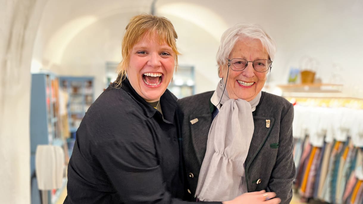 Schauspielerin Stefanie Reinsperger (li.) und Gexi Tostmann (re.), Trachtenmode-Unternehmerin.