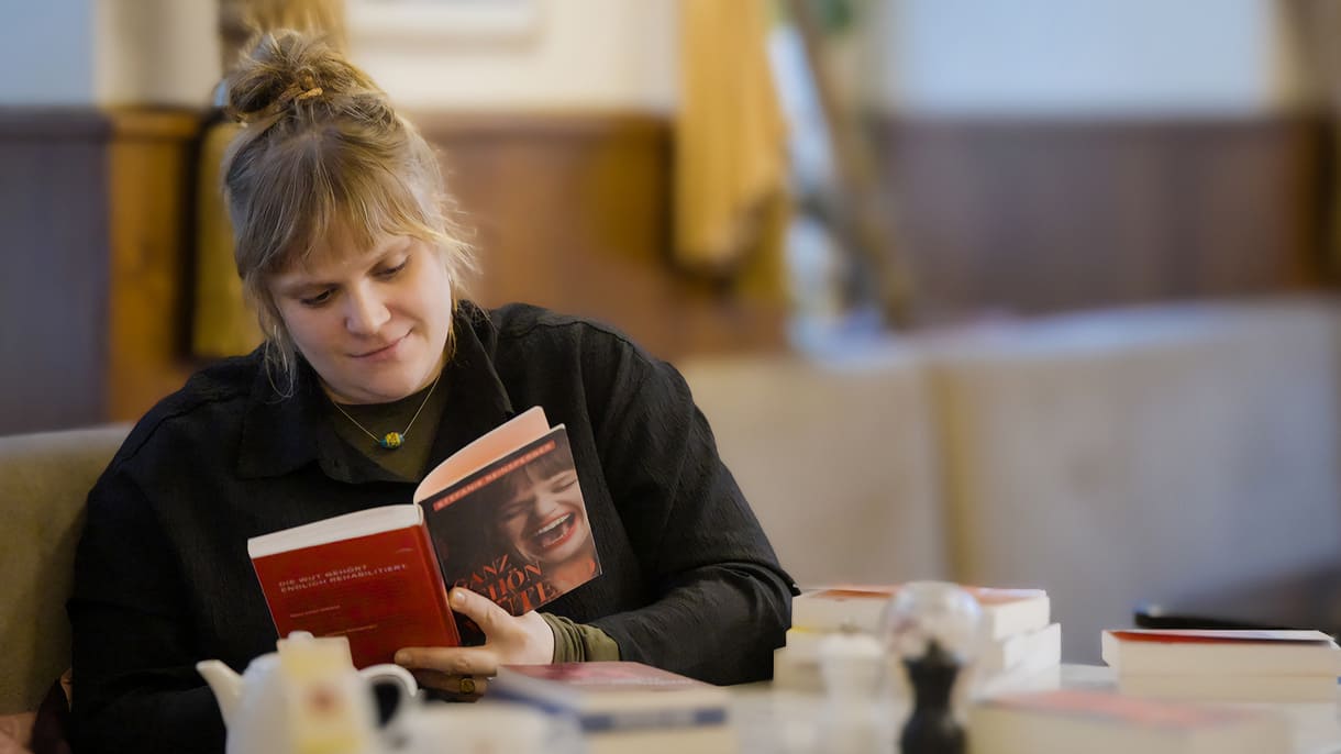 Schauspielerin Stefanie Reinsperger in einem Wiener Kaffeehaus