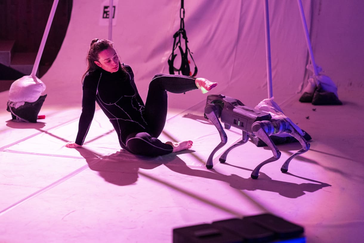 Szenenfoto aus "AreYouAre" im Zirkus des Wissens der JKU (Johannes Kepler Uni, Linz)