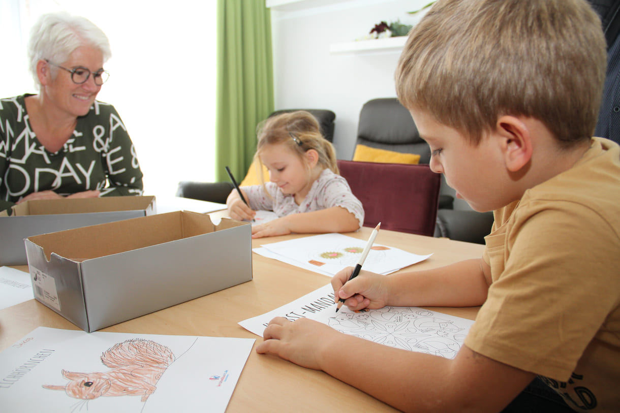 Kindergartenkinder zu Besuch bei AWIK - hier malen und zeichnen sie mit den Älteren