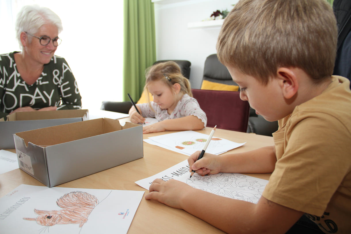 Kindergartenkinder zu Besuch bei AWIK - hier malen und zeichnen sie mit den Älteren