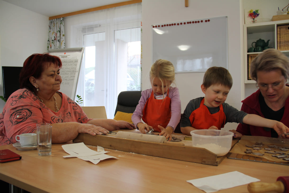 Kindergartenkinder zu Besuch bei AWIK - hier backen sie mit älteren Menschen Kekse bzw. stechen sie aus dem Teig aus