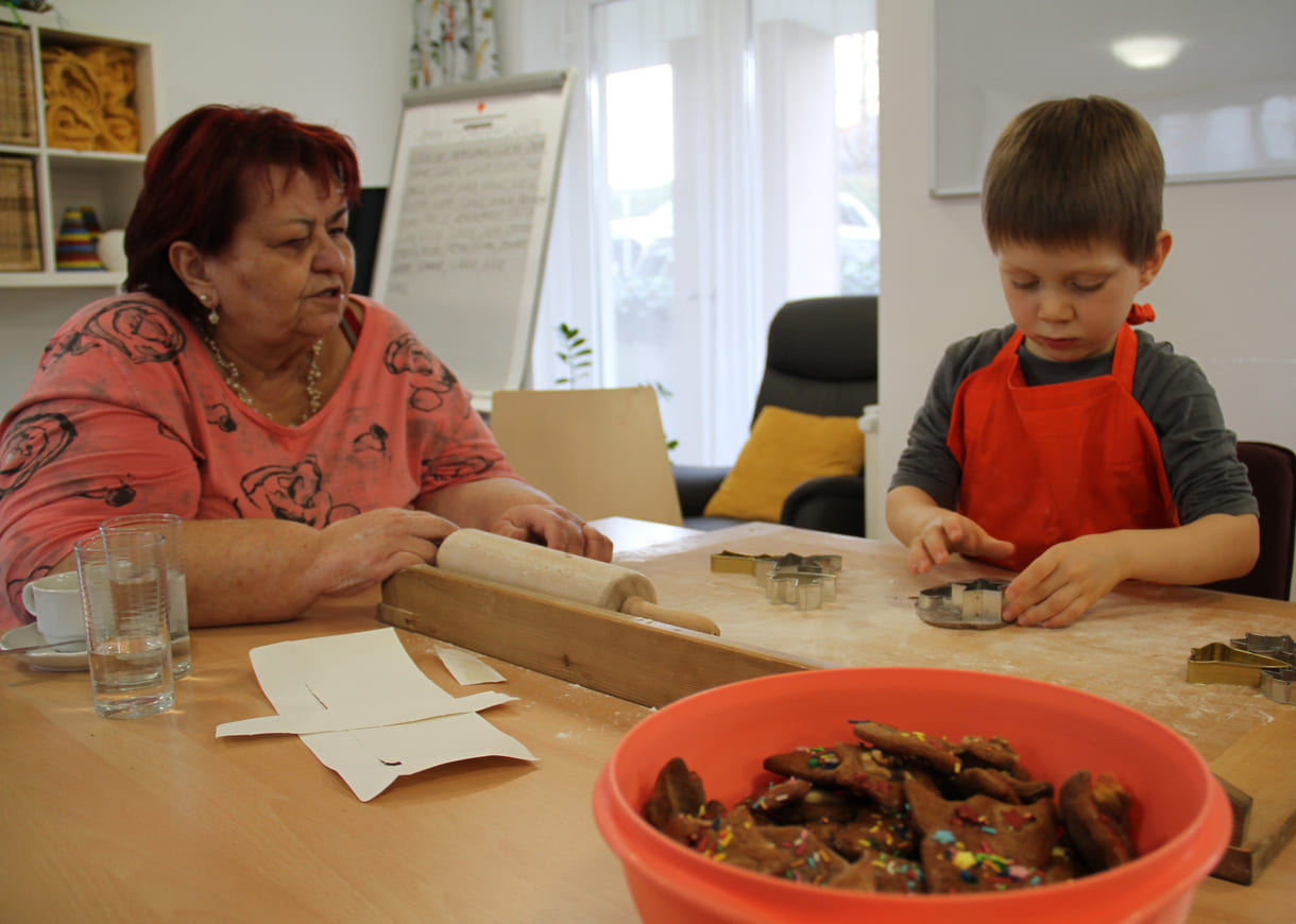 Kindergartenkinder zu Besuch bei AWIK - hier backen sie mit älteren Menschen Kekse bzw. stechen sie aus dem Teig aus