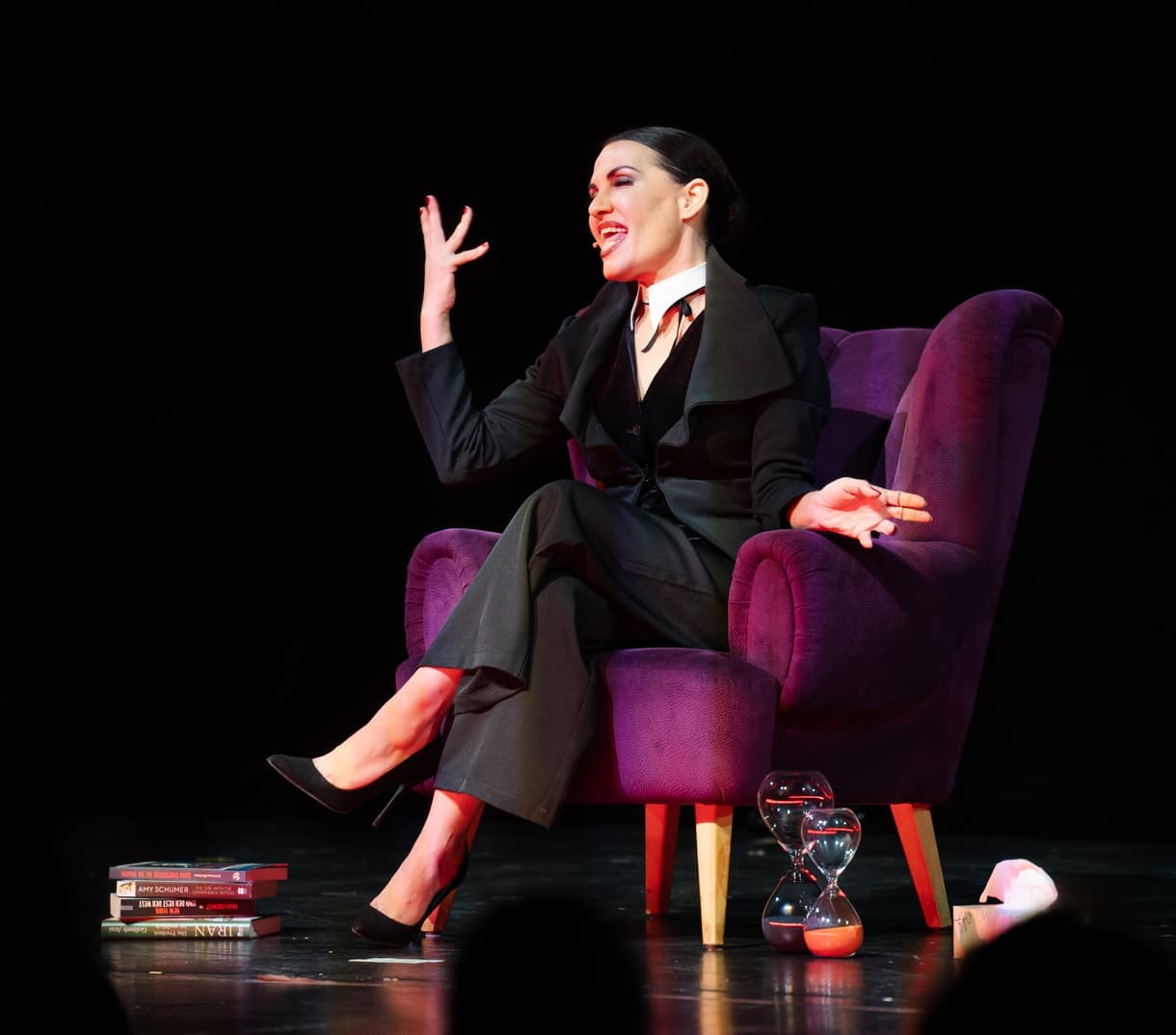Aida Loos in "Freud-Loos" auf der Bühne des Wiener Volkstheaters